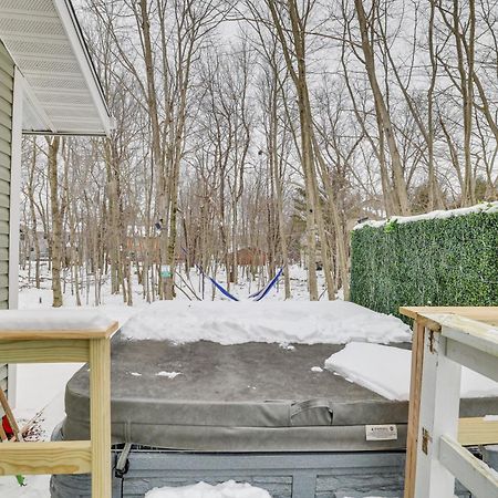 Tobyhanna Home With Hot Tub And Fire Pit Walk To Lake Eksteriør bilde