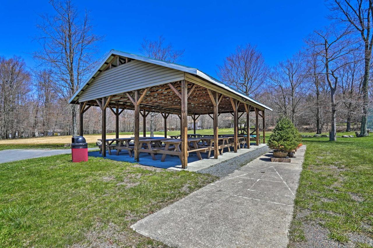 Tobyhanna Home With Hot Tub And Fire Pit Walk To Lake Eksteriør bilde