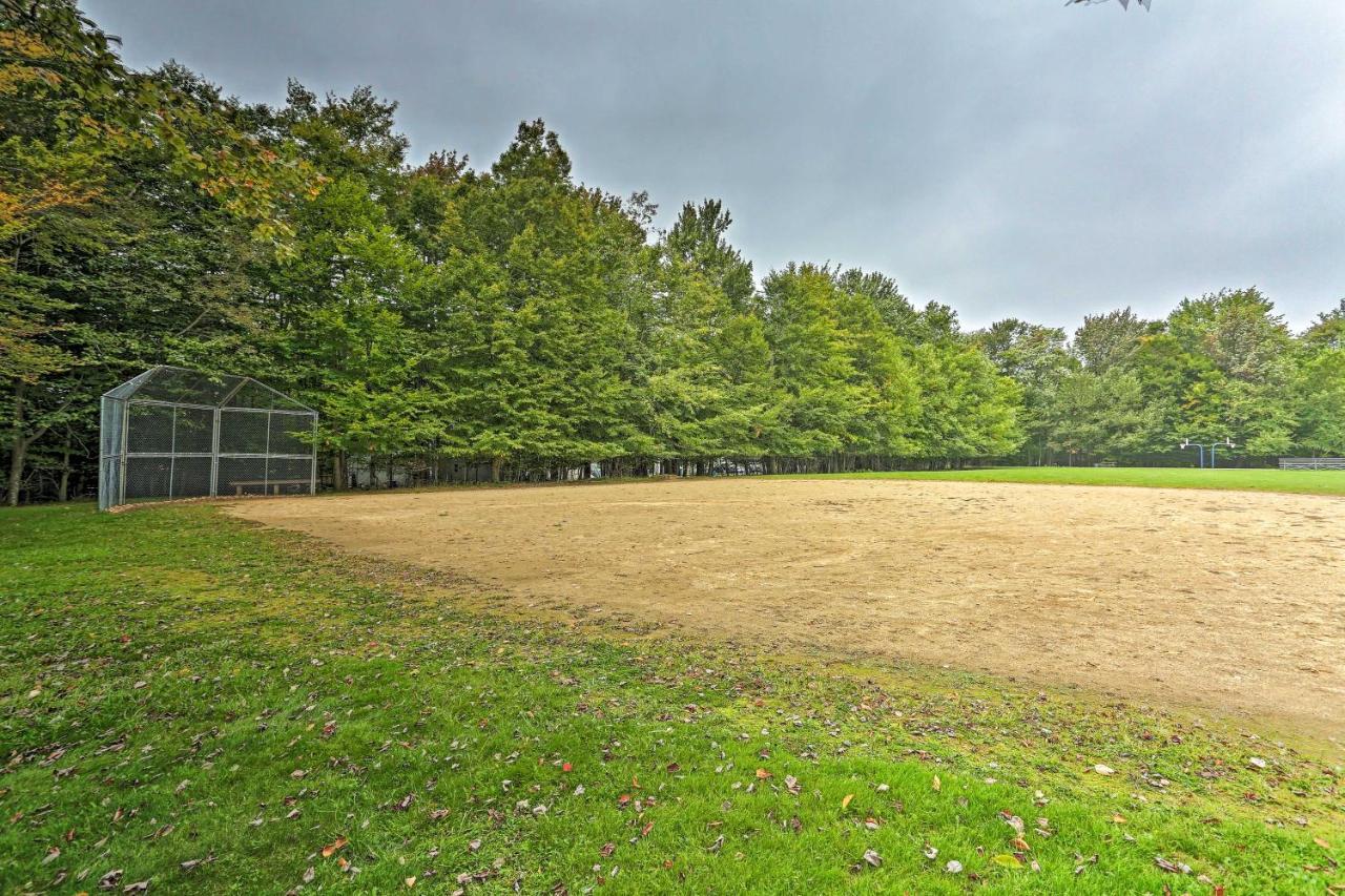 Tobyhanna Home With Hot Tub And Fire Pit Walk To Lake Eksteriør bilde