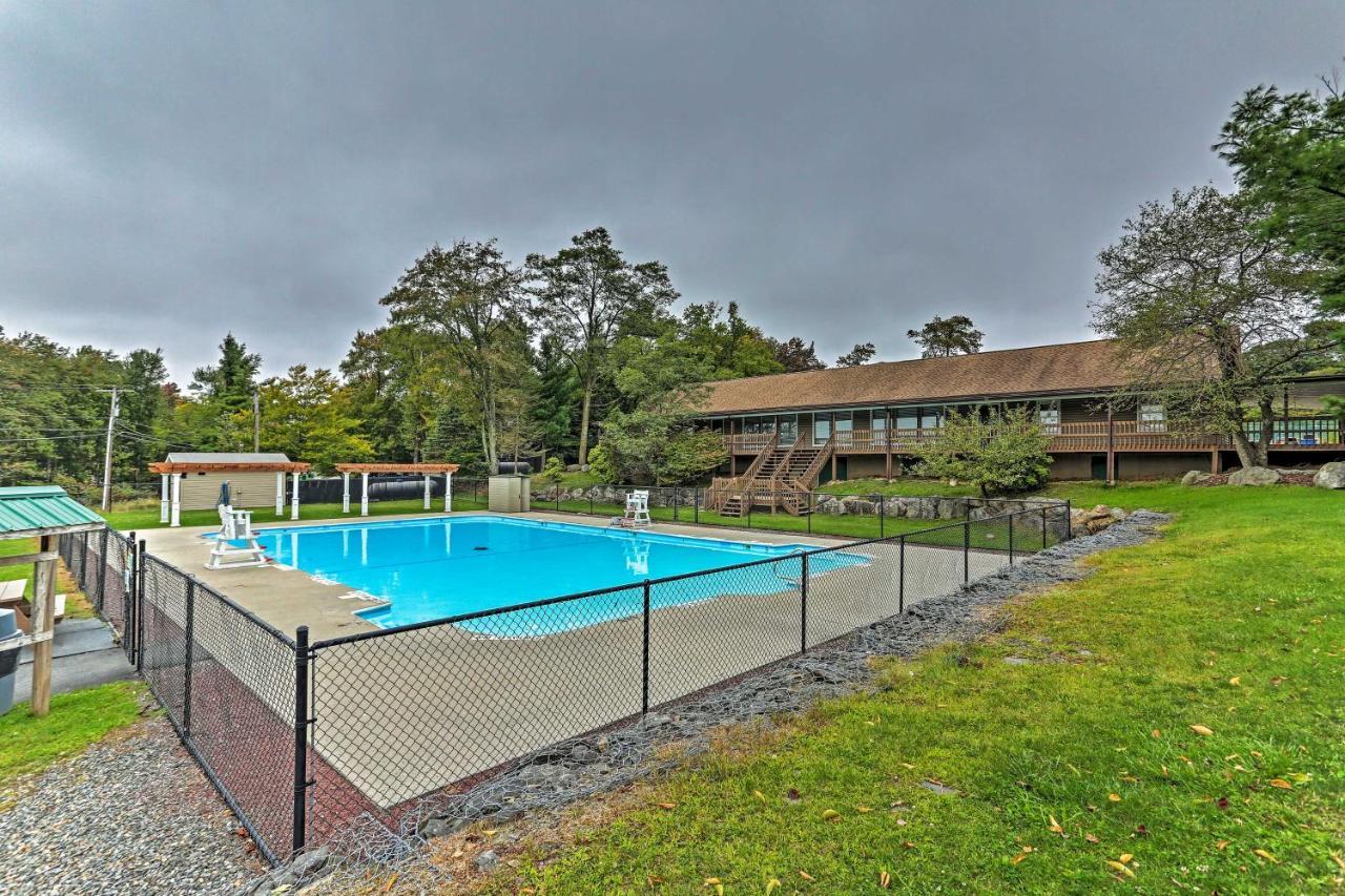 Tobyhanna Home With Hot Tub And Fire Pit Walk To Lake Eksteriør bilde