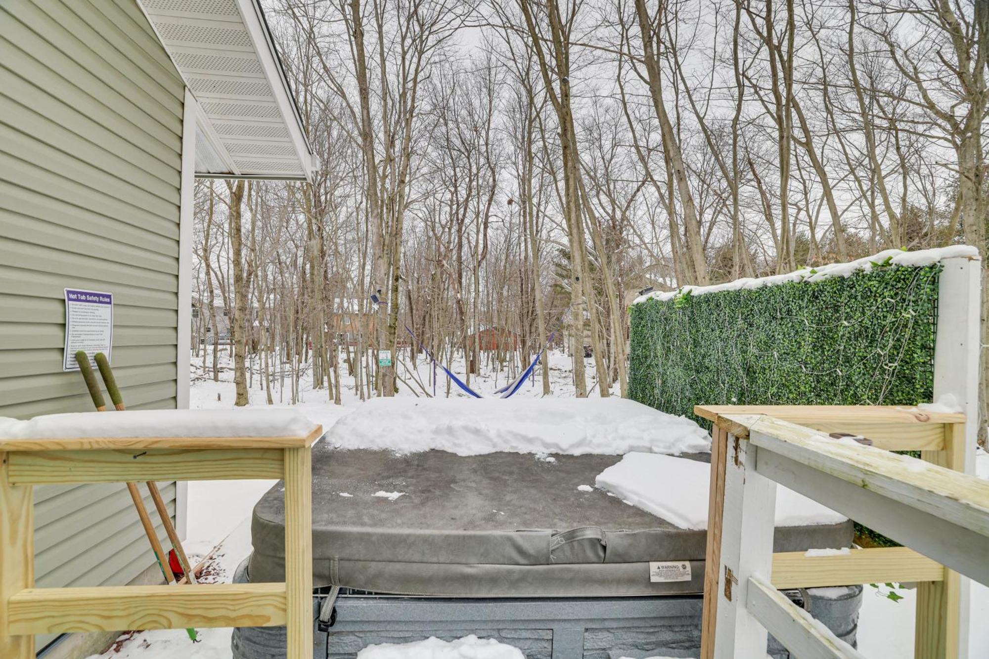 Tobyhanna Home With Hot Tub And Fire Pit Walk To Lake Eksteriør bilde