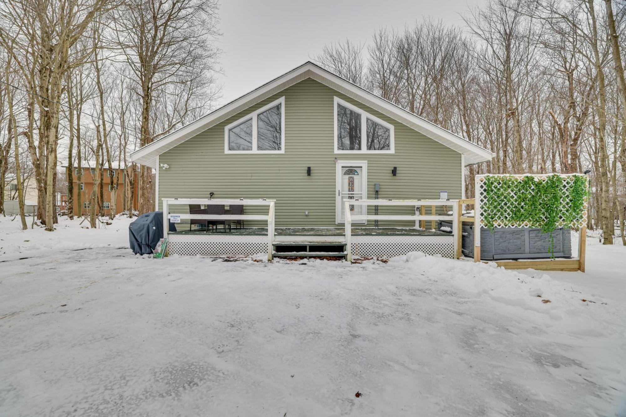 Tobyhanna Home With Hot Tub And Fire Pit Walk To Lake Eksteriør bilde