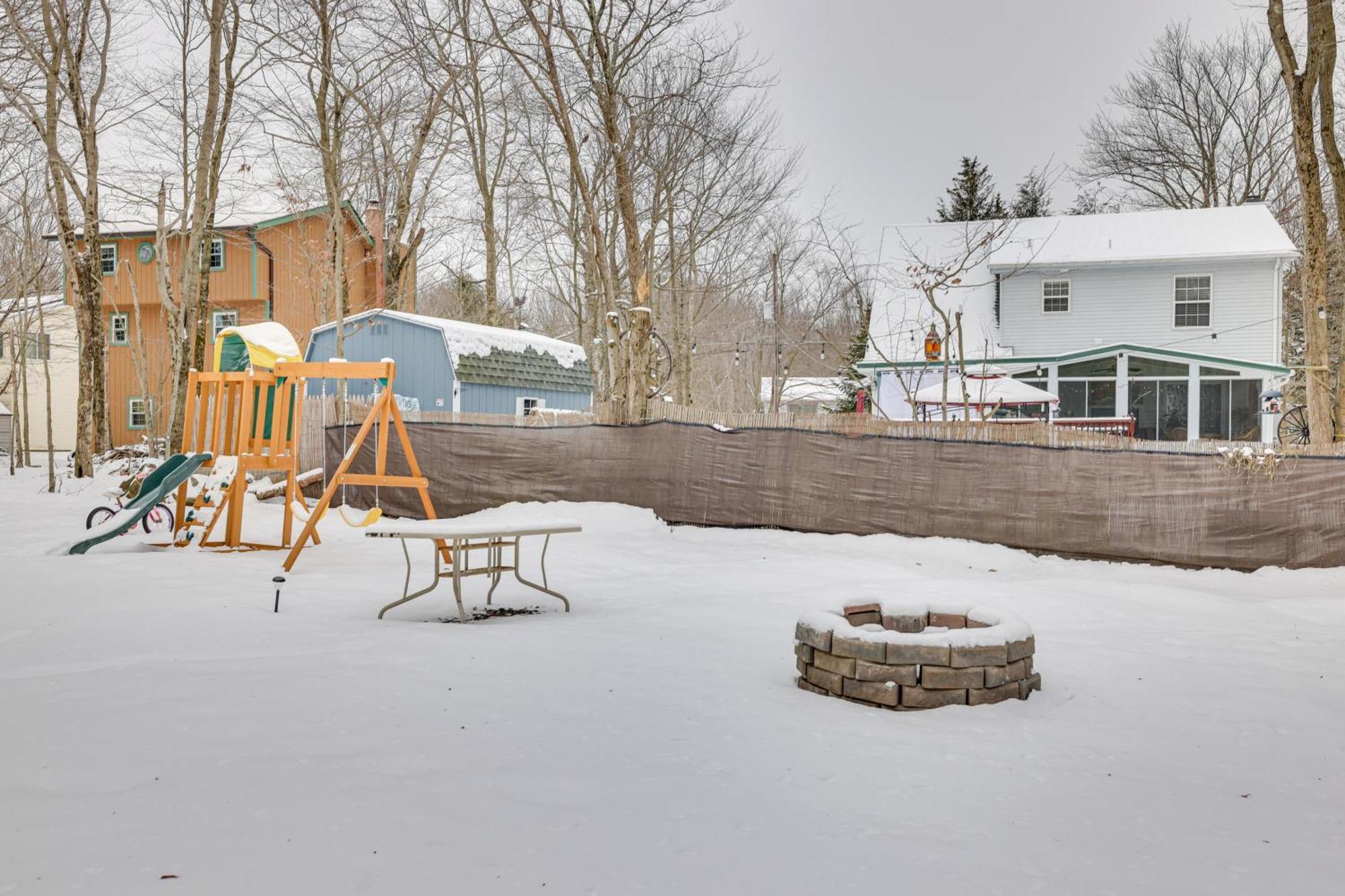 Tobyhanna Home With Hot Tub And Fire Pit Walk To Lake Eksteriør bilde